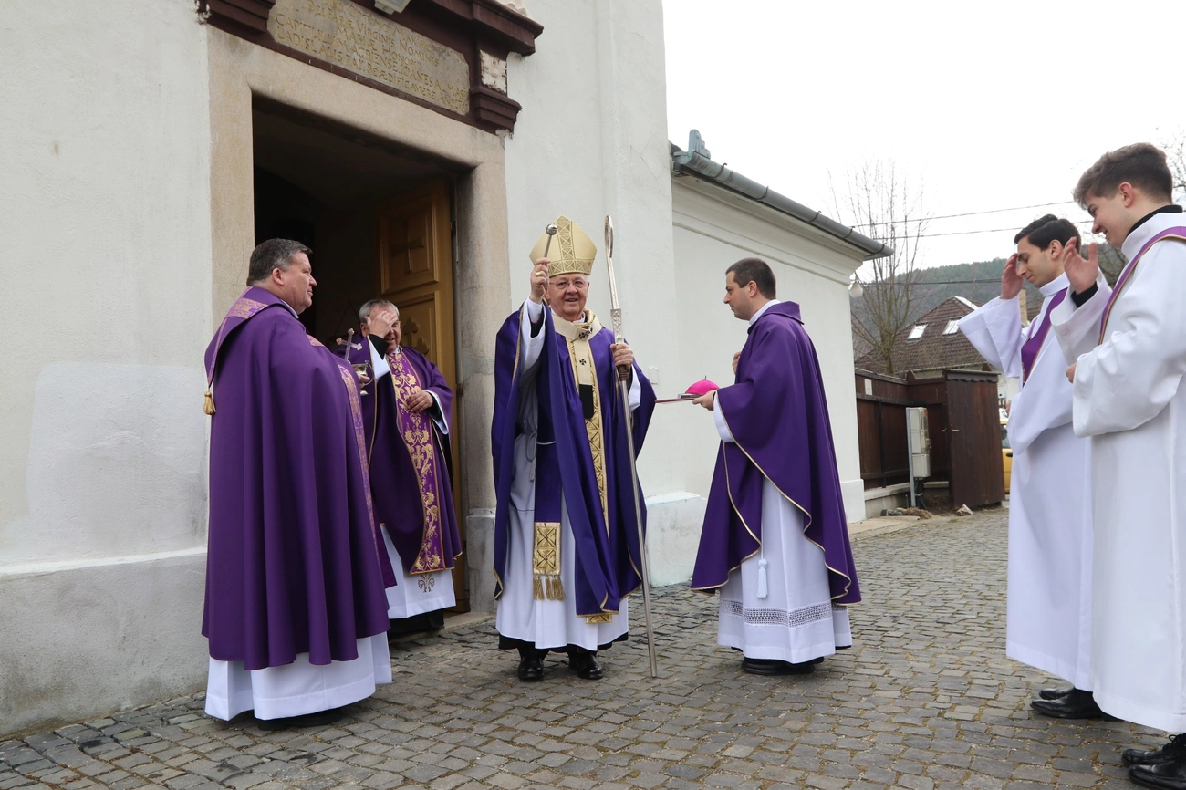 Szentmise a diósgyőri római katolikus templomban 