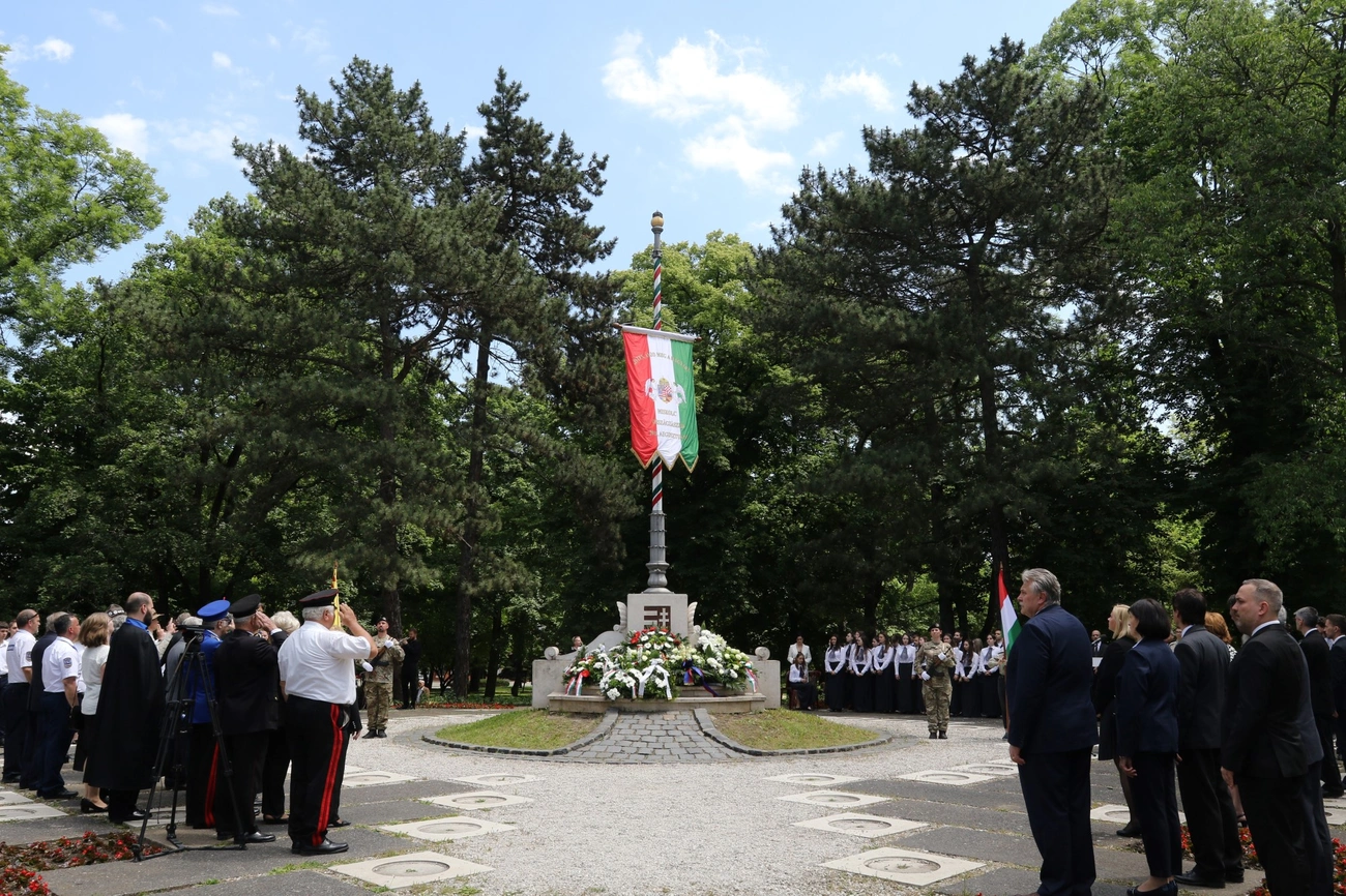 Nemzeti összetartozás napja az Országzászlónál 