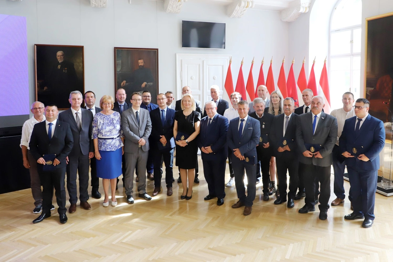 Vármegyei képviselők megbízólevelének átadása 