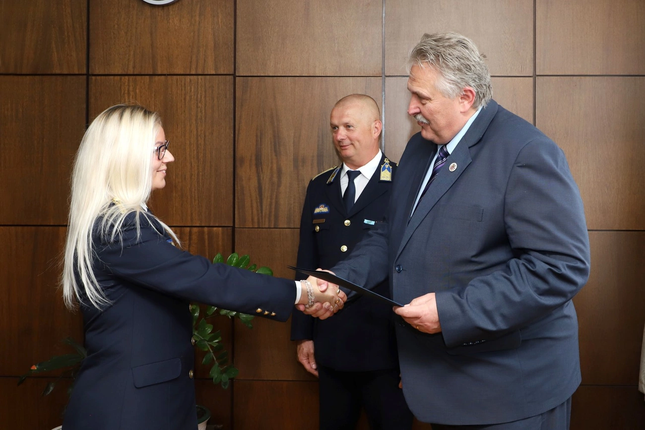 Elismerések átadása a városi rendőrkapitányságon