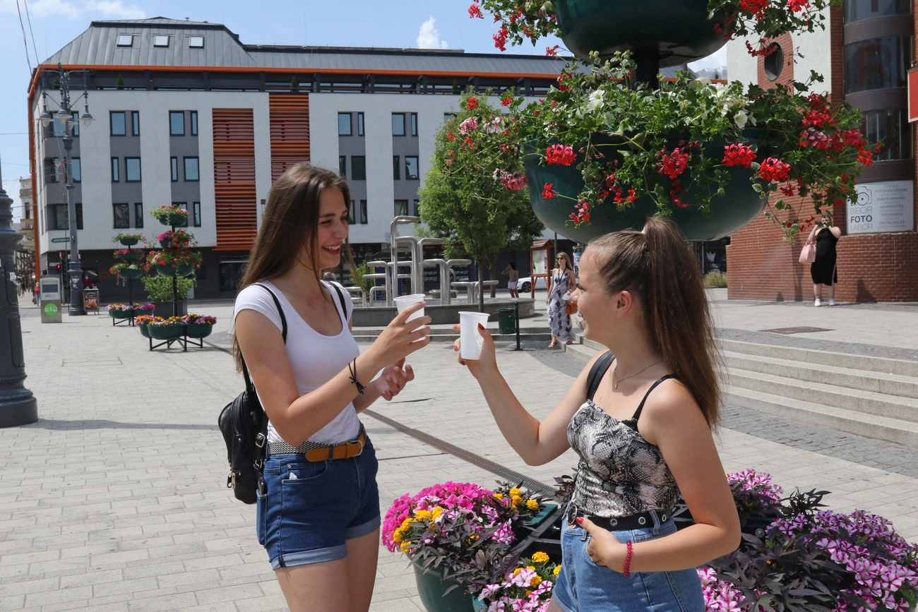 Vízosztás a hőségriadó alatt Miskolcon 