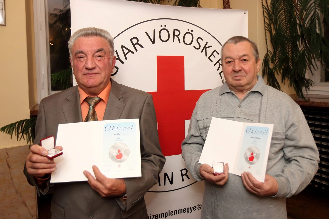 Véradókat köszöntött a Magyar Vöröskereszt a megyeházán 