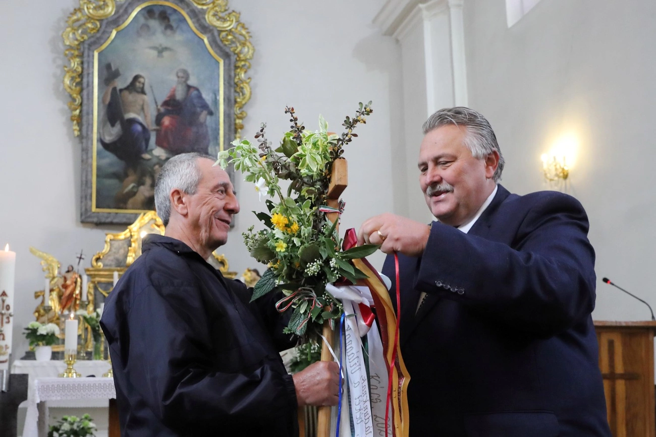 Csíksomlyóba tartó zarándokok köszöntése Görömbölyön 