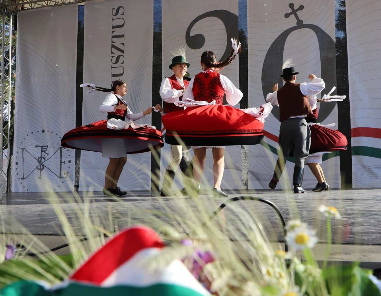 Szinvavölgyi Néptáncegyüttes, valamint Herczku Ági és Nikola Parov műsora