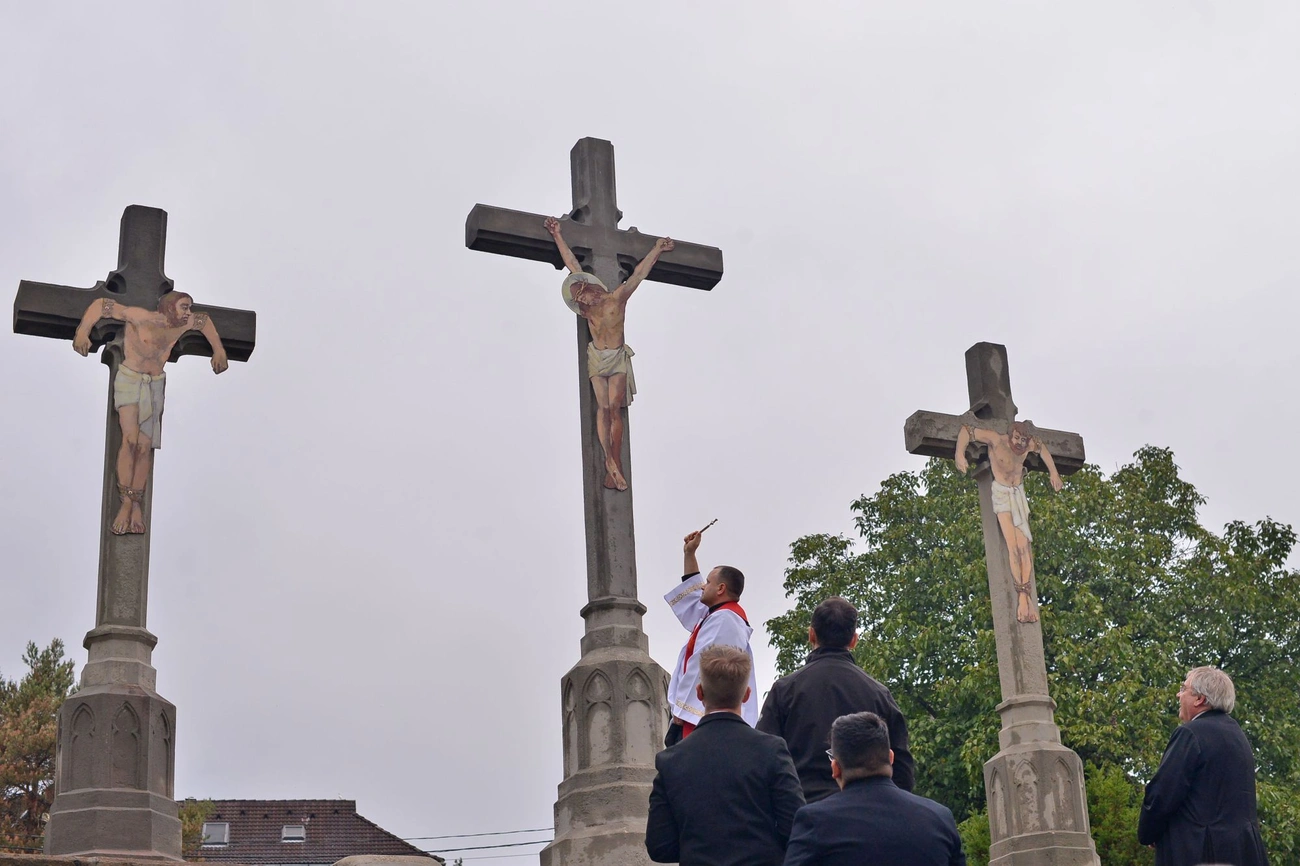 Golgota-szoborcsoport megáldása