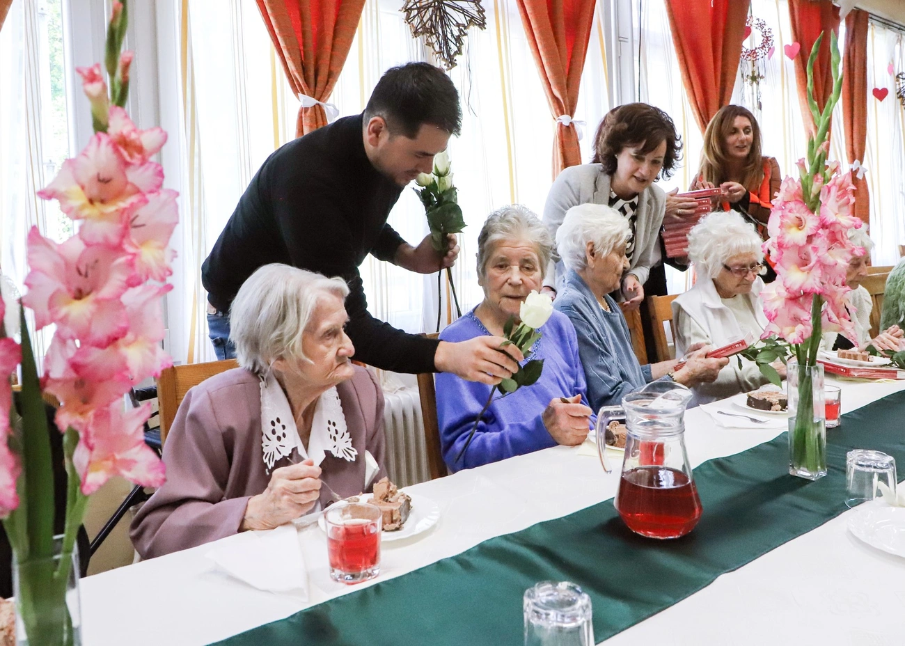 Idősek napi ünnepség az Őszi Napsugár Otthonban