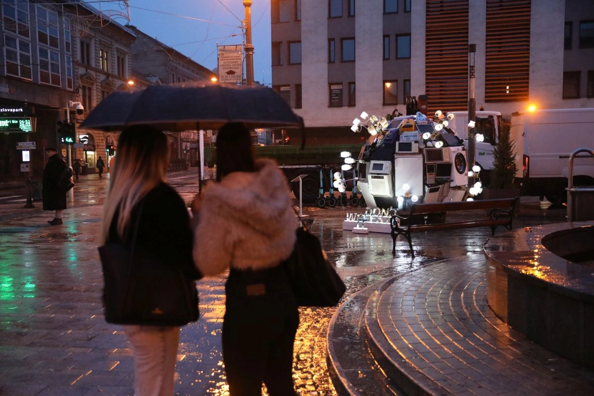 Űrhajó landolt a Centrum előtt szerda reggel. Fotó: Juhász Ákos