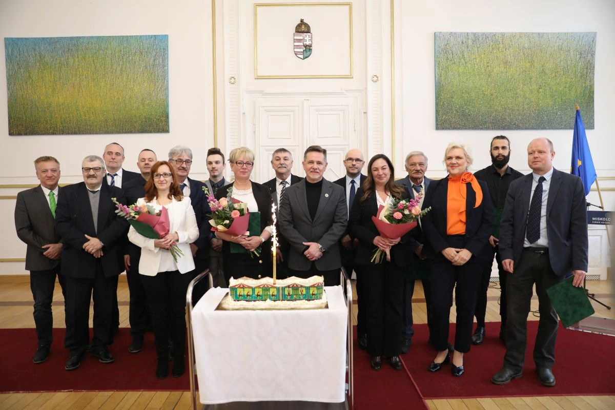 Elismerés az MVK Zrt. adventi villamosokat díszítő dolgozóinak. Fotó: Juhász Ákos