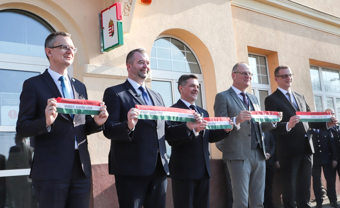Kormányablak és rendőrörs átadása az Újgyőri főtéren