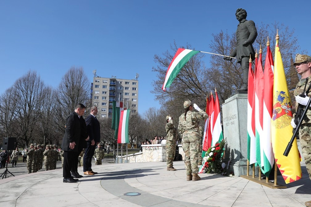 Koszorúzás március 15-én a Petőfi téren
