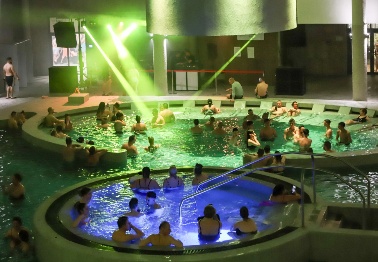 Éjszakai fürdőzés az Ellipsumban