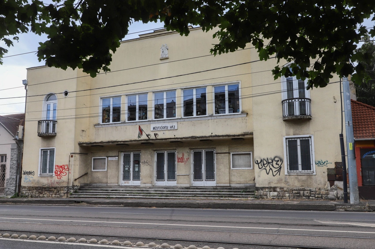 Bartók Béla Művelődési Ház kívülről és a könyvtára