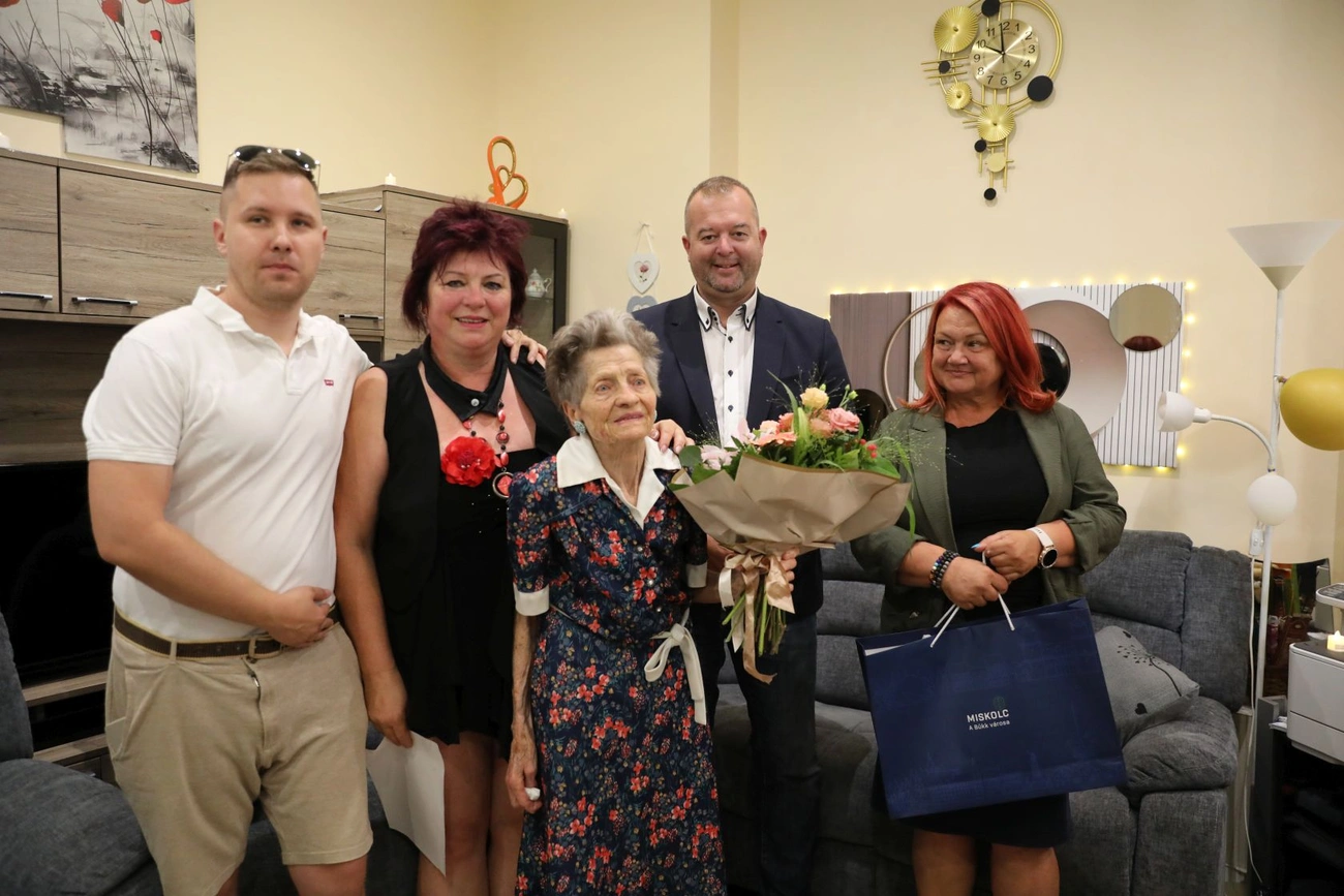 Vízi László né születésnapi köszöntése. Juhász Ákos képgalériája