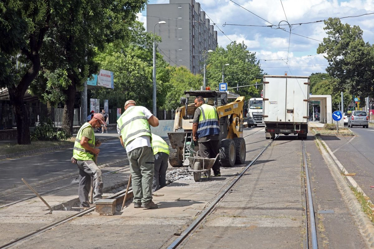 Pályakarbantartás a villamosvonalon. Fotó: Juhász Ákos
