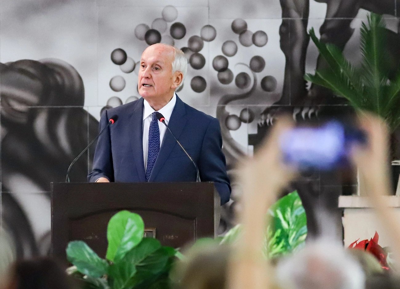 Baka András a  Nemzetközi Hungarológiai Kongresszuson az egyetemen
