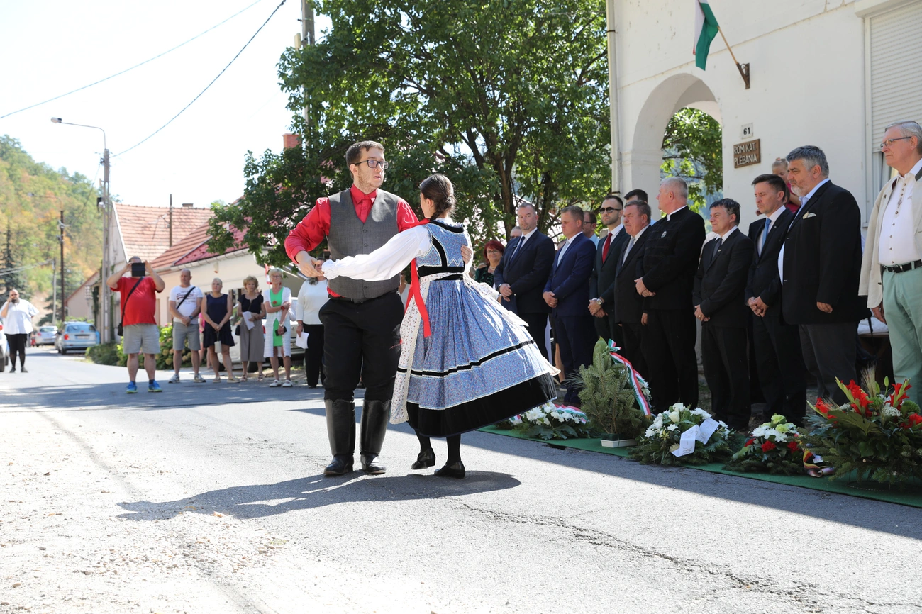 Megemlékezés a felsőhámori Szent István szobornál