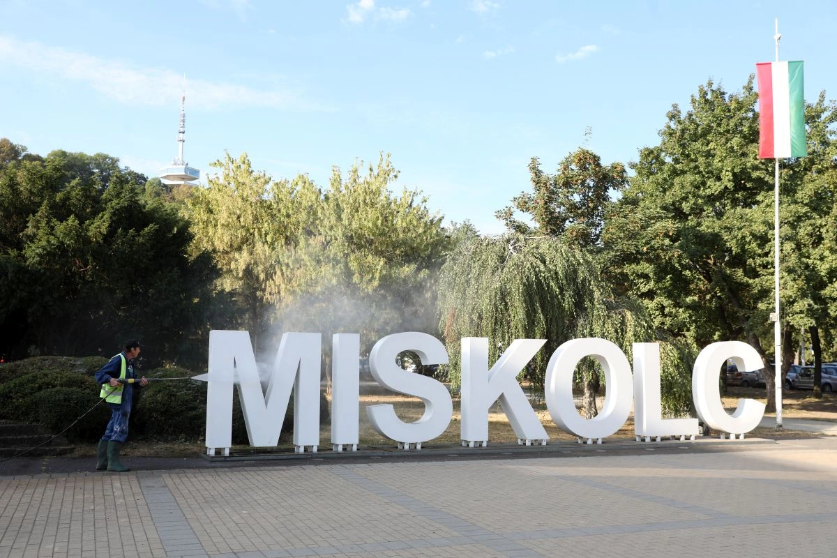 Takarítás a miskolci belvárosban. Fotó: Juhász Ákos