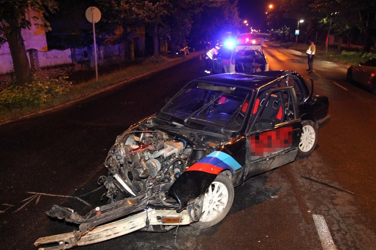 Fának csapódott a BMW a Csabai kapuban