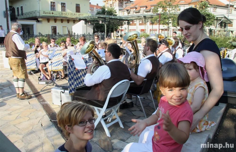 A Melomania Brass aschaffenburgi fúvószenekar koncertje a Szinva teraszon