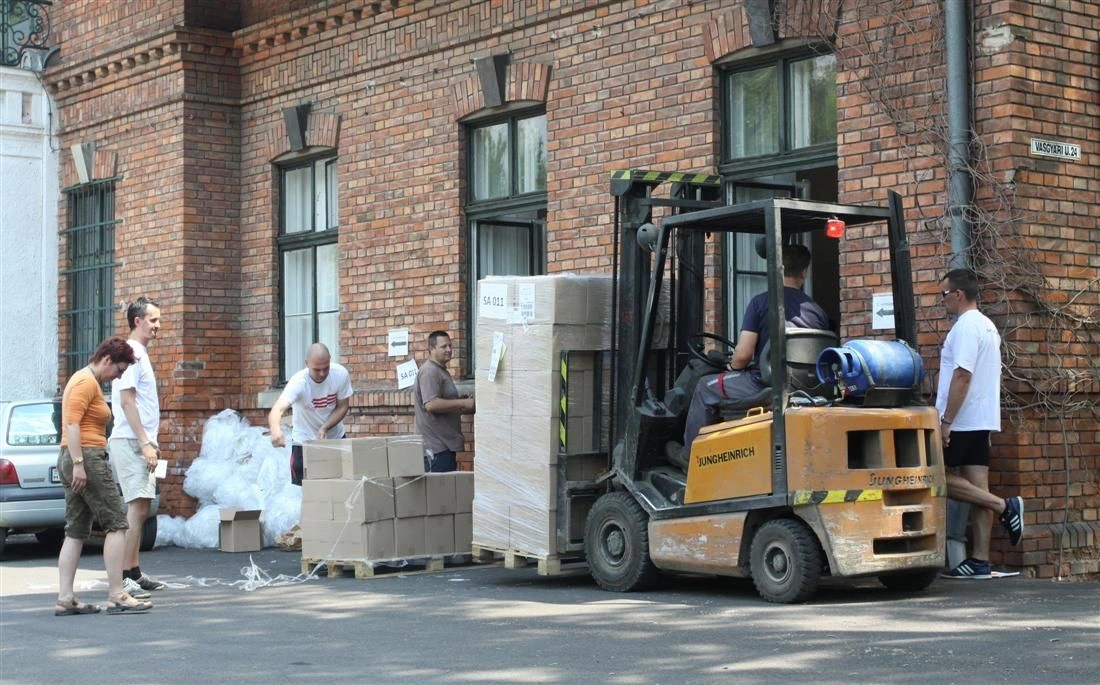 Az Ökumenikus Segélyszervezet élelmiszeradomány osztása