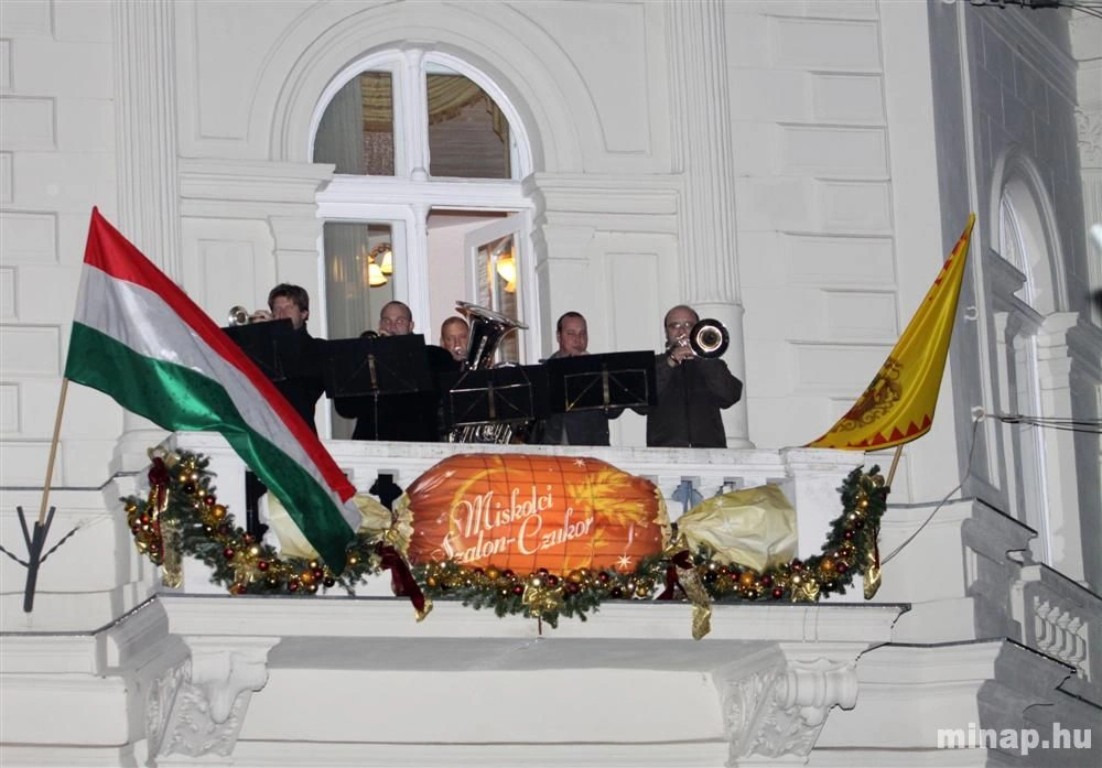 Ég az első adventi gyertya
