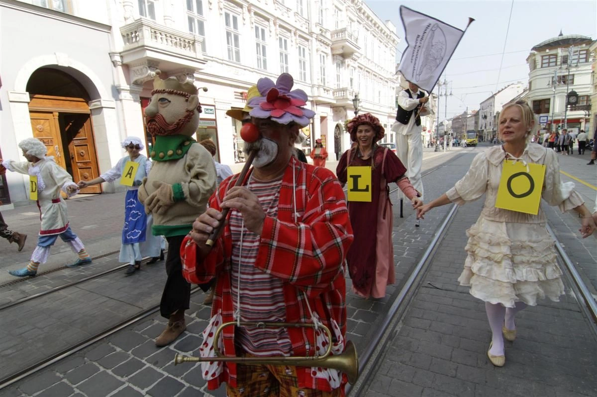 A Csodamalom Bábszínház évadnyitó felvonulása a belvárosban