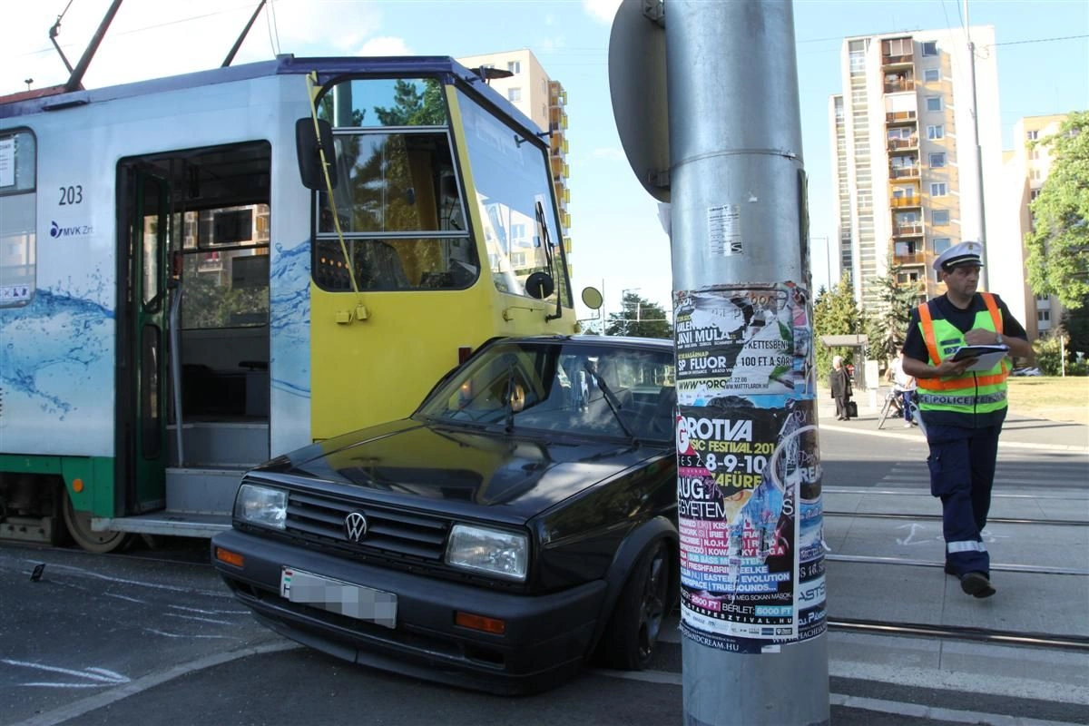 Felnyársalta a villamos a Volkswagent