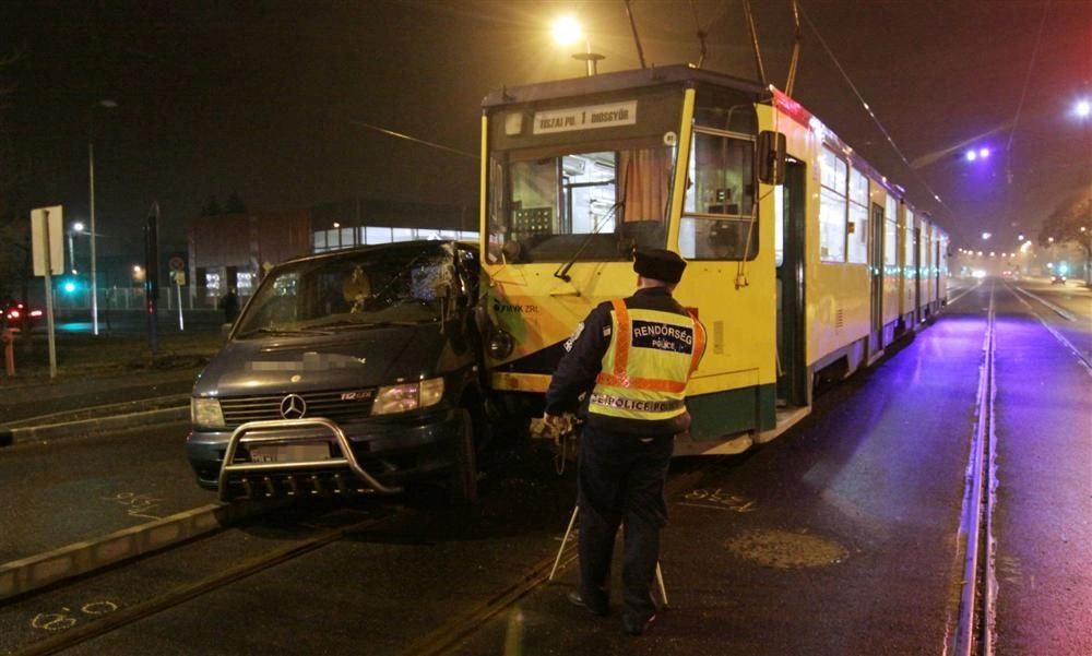 Mercedes furgon kanyarodott a villamos elé