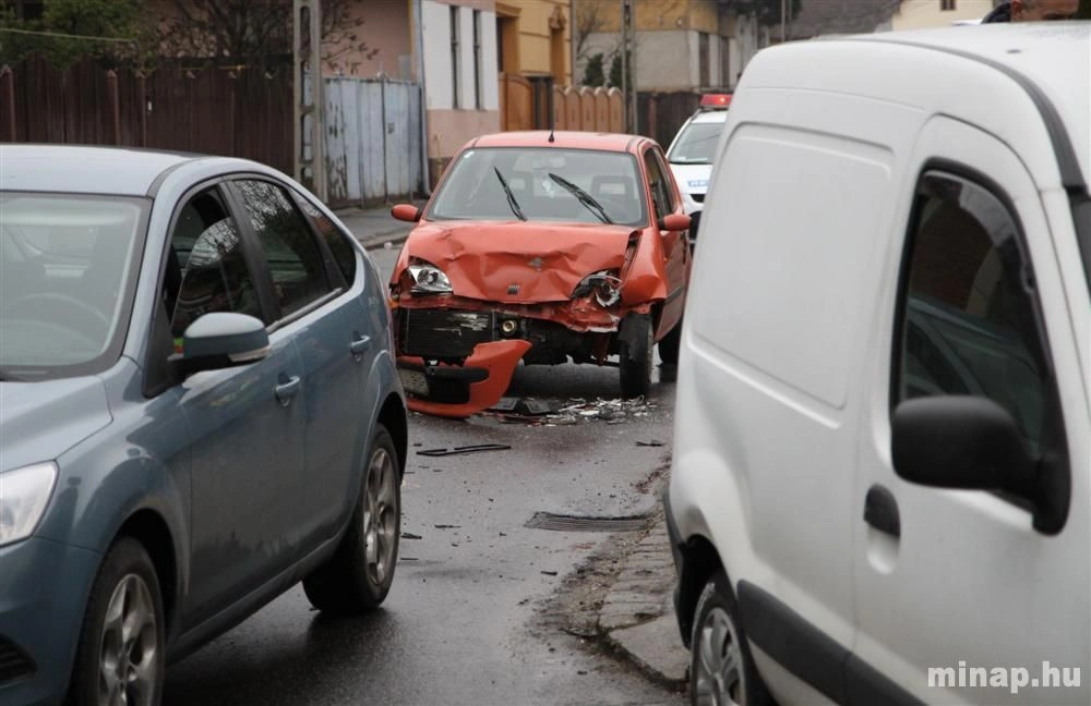 Hármas karambol a Meggyesalja utcán