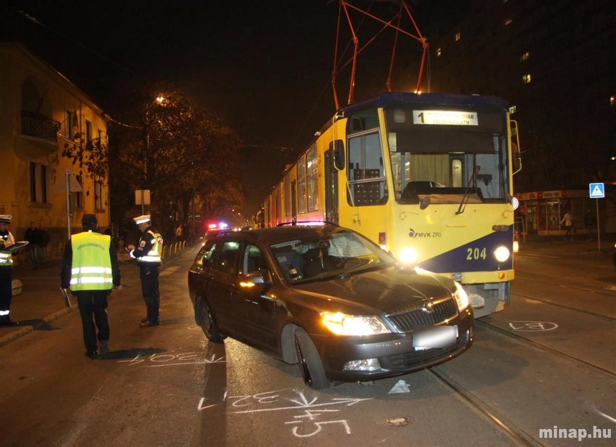 Villamos ütközött személyautóval a Győri kapuban