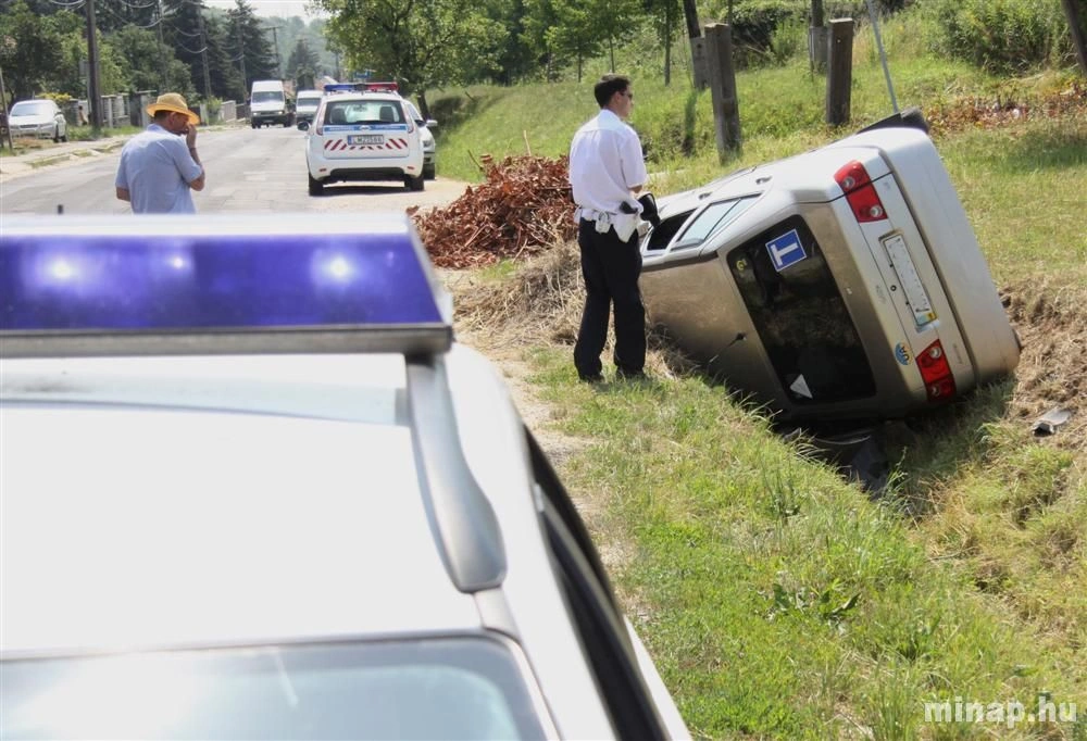 Árokba rohant az autó az Erenyői úton