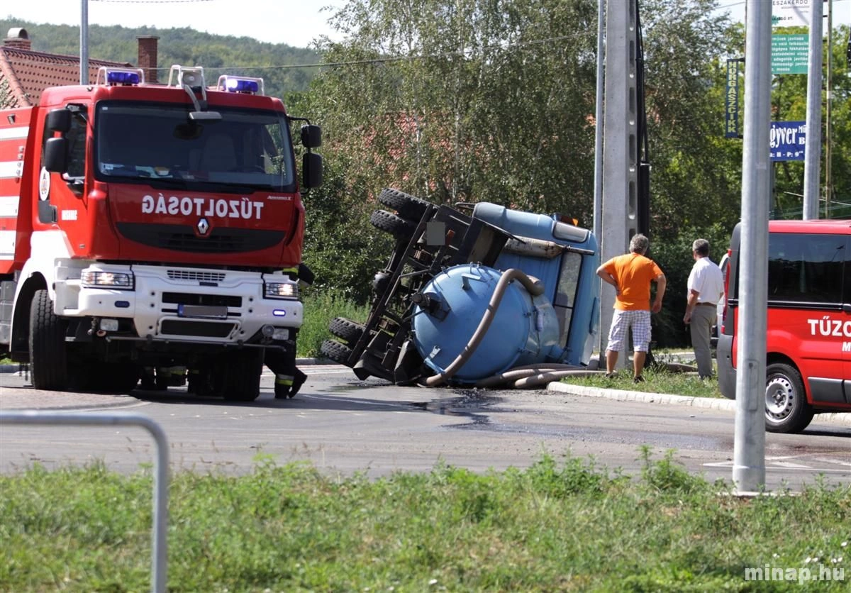 Szennyvízszállító borult a felső-majláthi körforgalomban