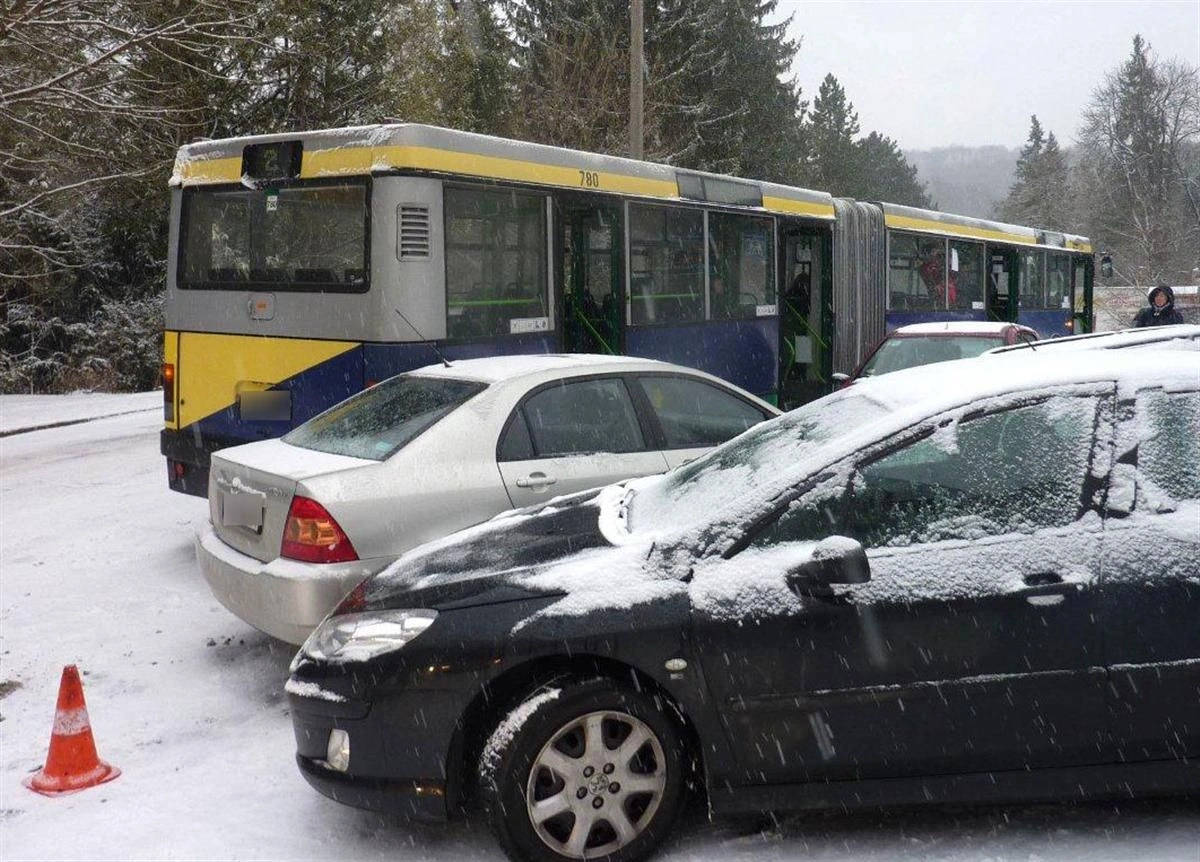 Több autó csúszott a buszba Miskolctapolcán