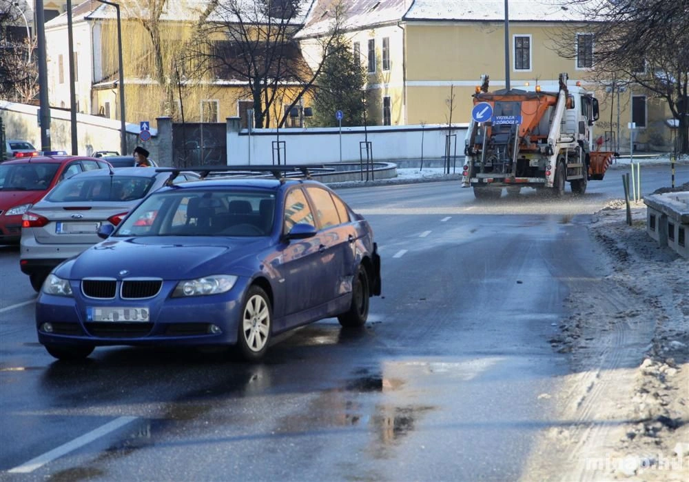 Csúszós út, kettős karambol a MüHa mellett