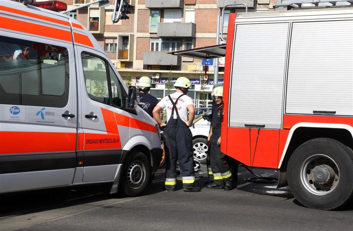 Mentővel ütközött a motoros