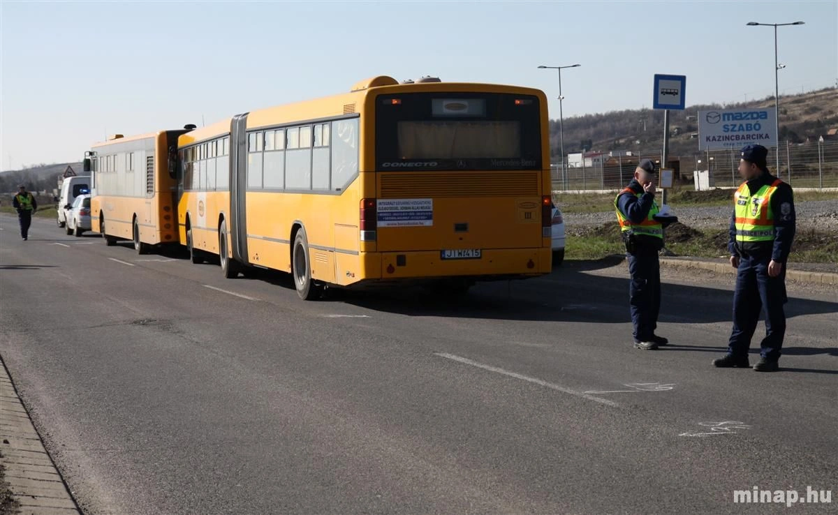 Volnánbuszok karambolja a 26-os úton