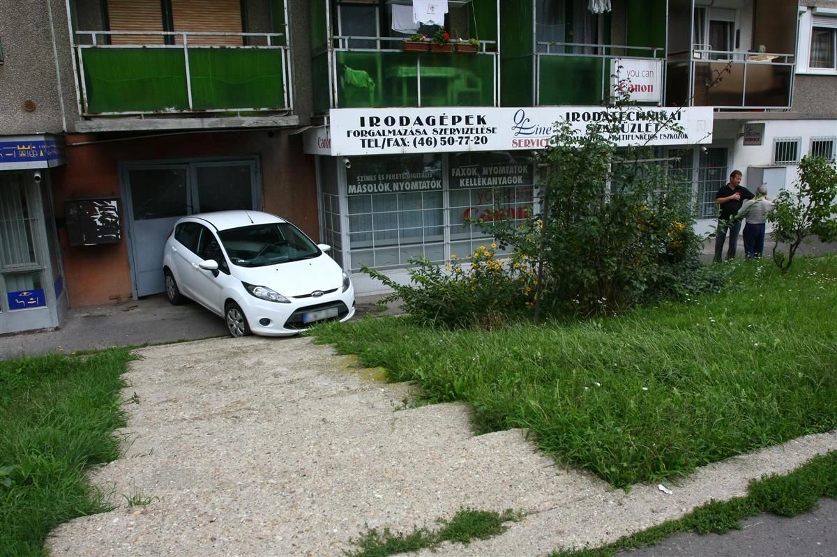 Rosszul lett, lépcsőháznak hajtott