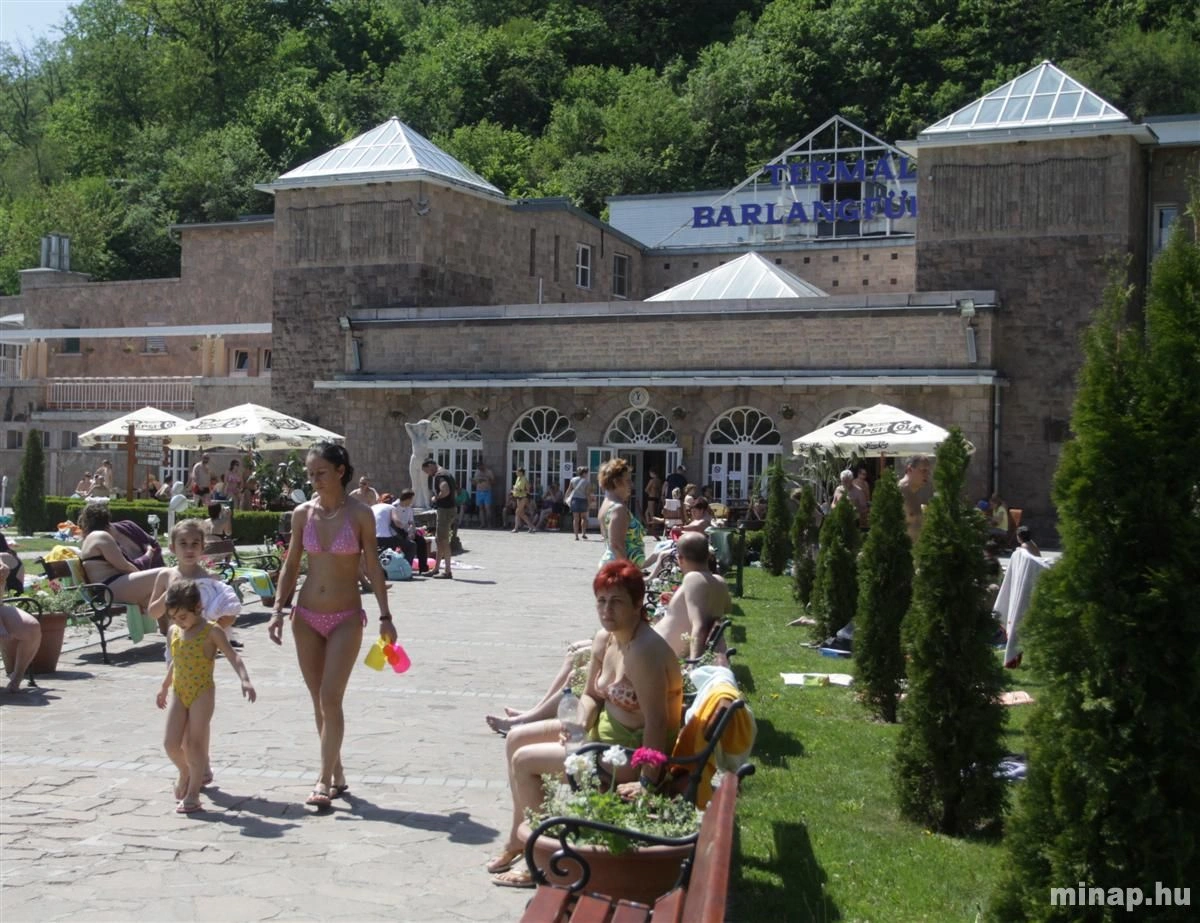 Megnyíltak a Barlangfürdő külső medencéi