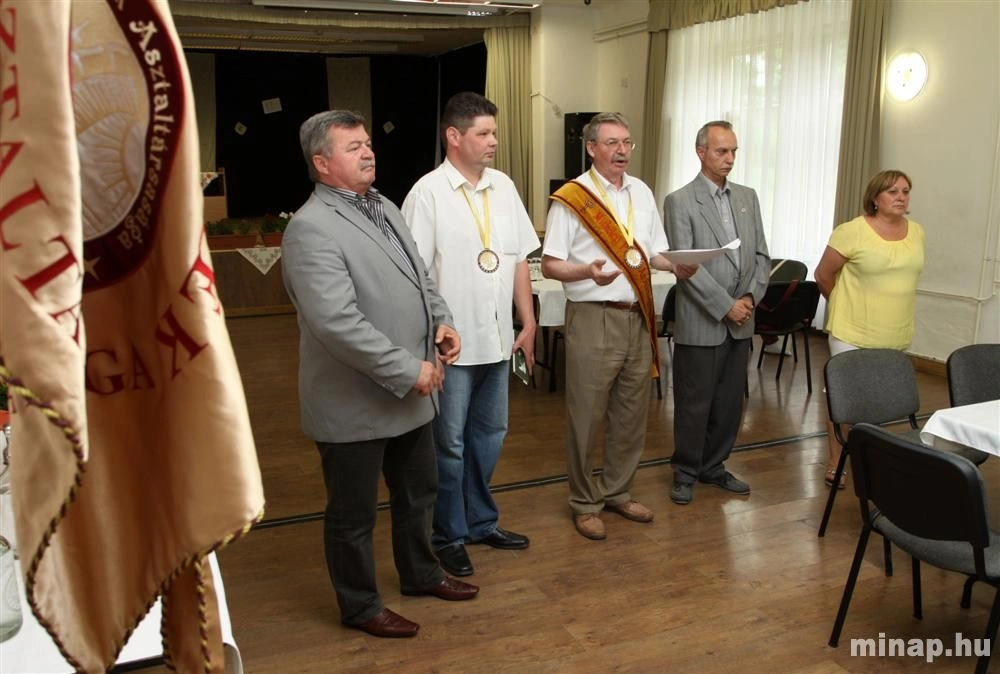 Miskolczi Pincék Asztaltársaságának borversenye a Gárdonyiban