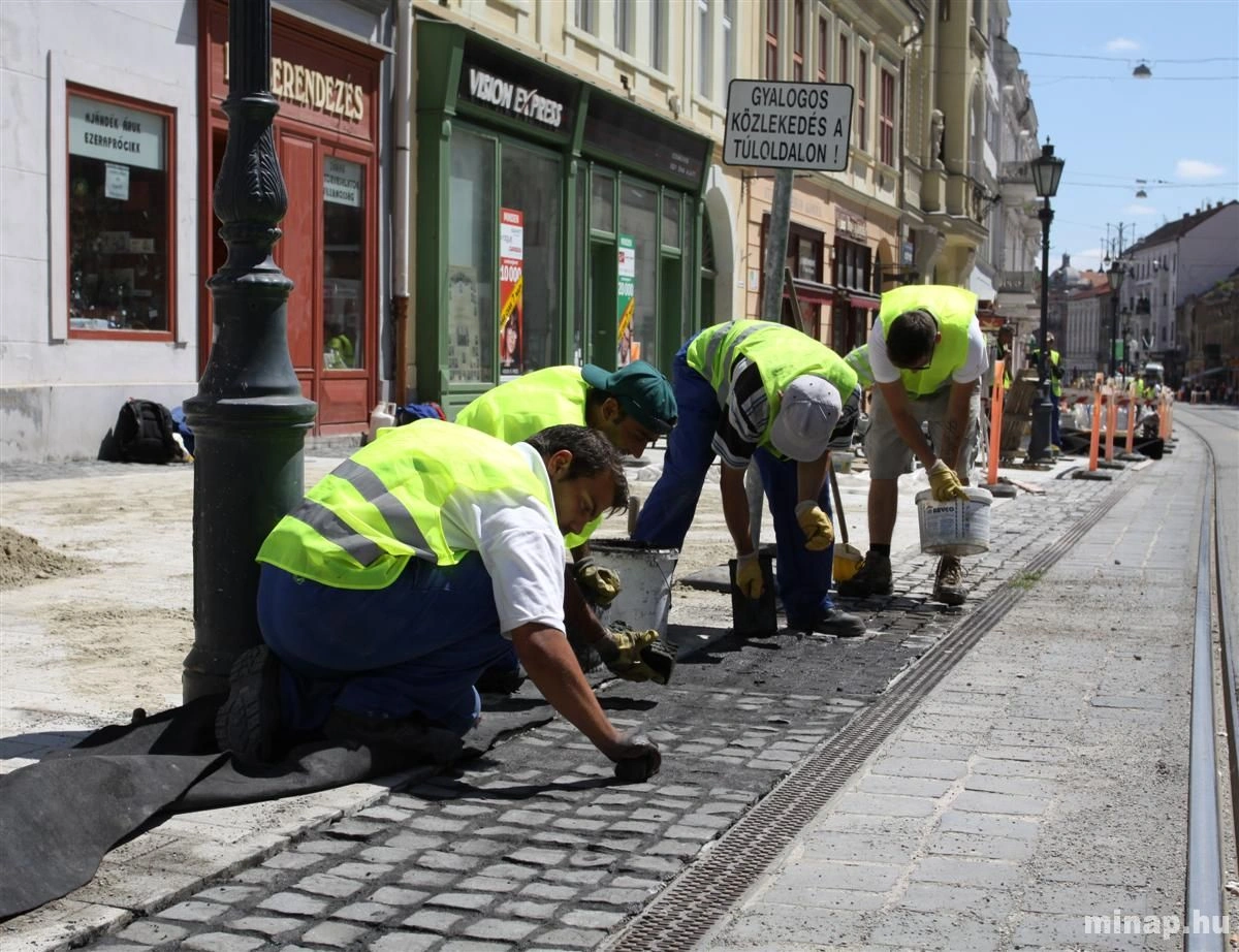 Fesztivál előtti szemle a sétálóutcán