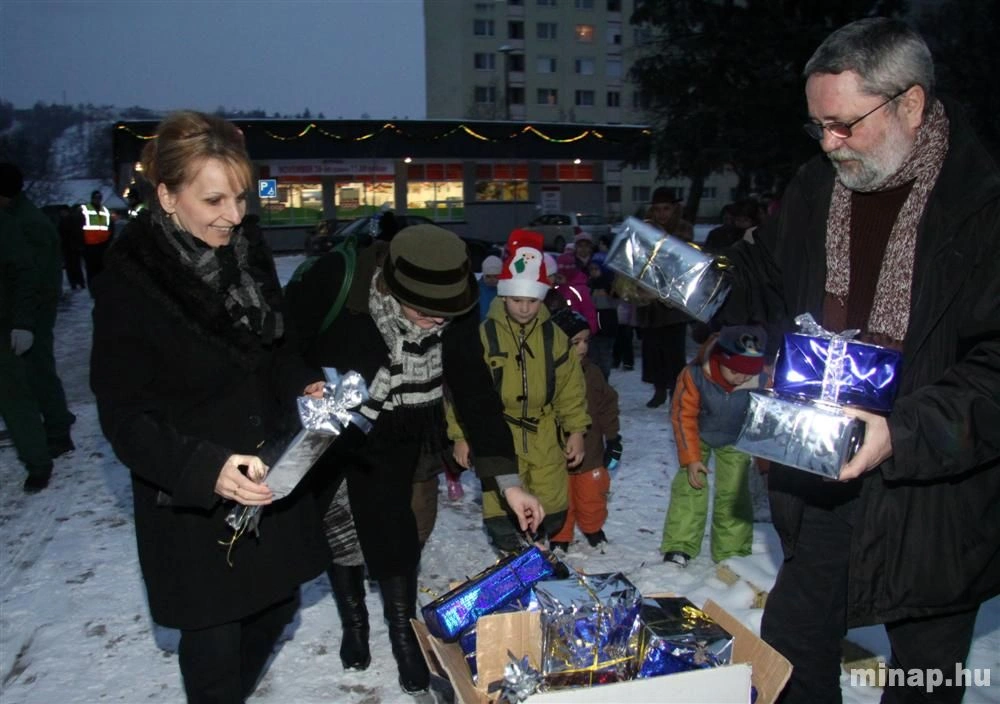 Ovisok segítségével díszítették a diósgyőri karácsonyfákat
