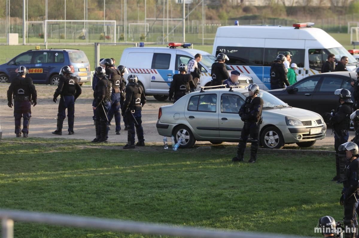 Fradi szurkolókat kísérnek a rendőrök