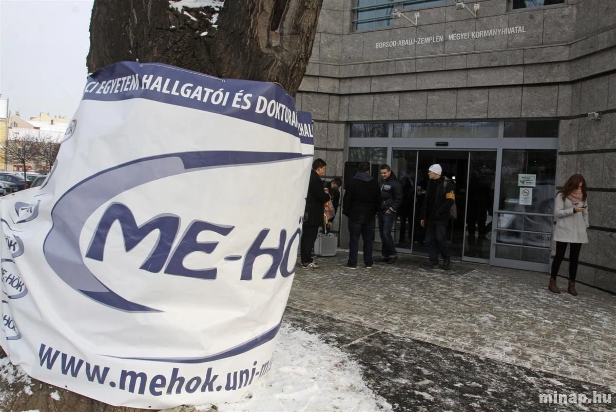 Egyetemista demonstráció a Kormányhivatalban