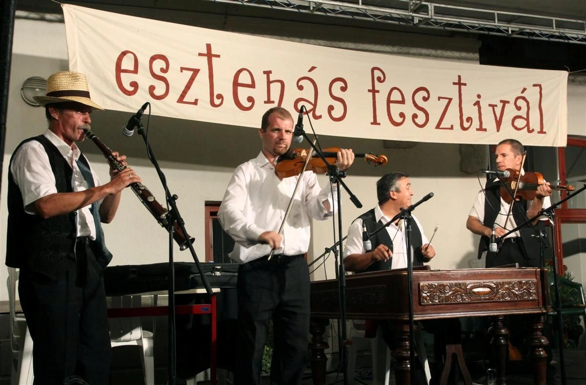 Esztenás Fesztivál a Nyilas Misi Házban