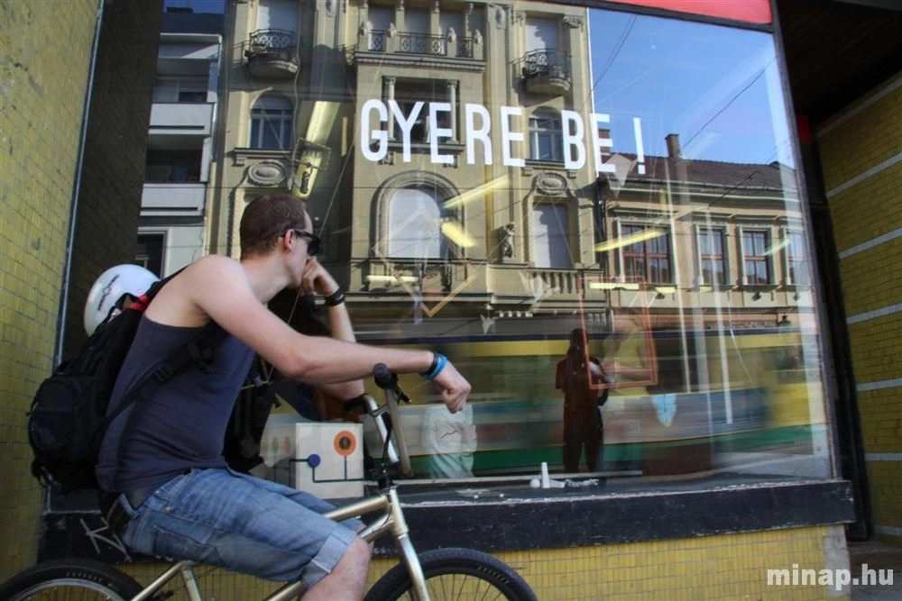 "Gyere be!" -  fiatal független művészek kiállítása