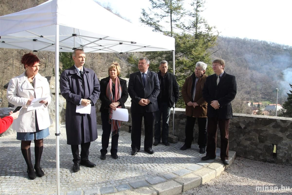 Dolgoznak a függőkert megújításán