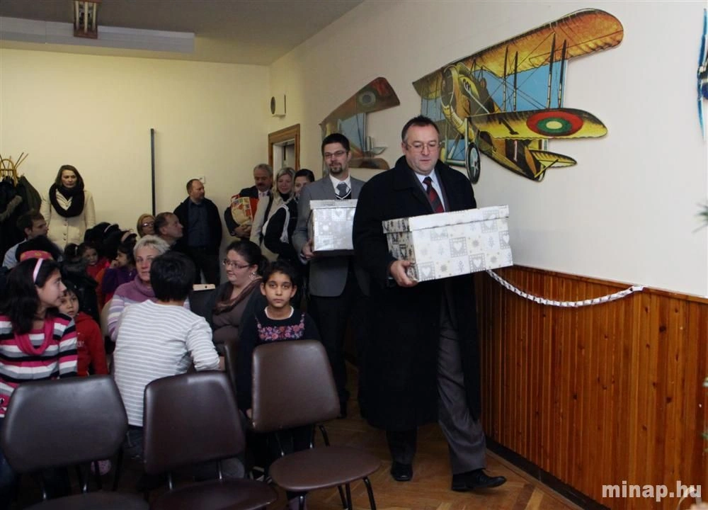 A holding és az AIESEC ajándékozott a gyermekvárosban