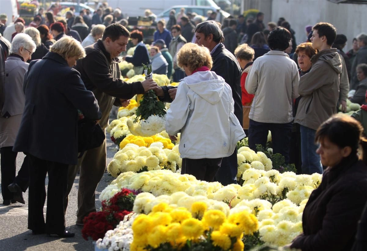 Élénk forgalom a temetők és a piacok környékén
