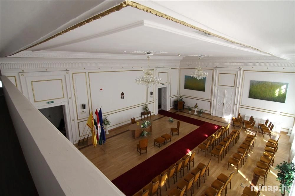 Folyamatosan szépül az új házasságkötő