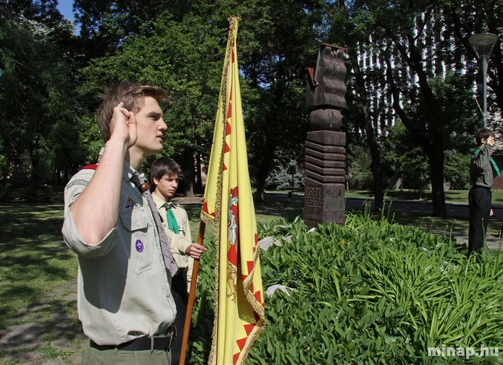 Koszorúzás a Magyar Hősök Napján a Szemere kertben